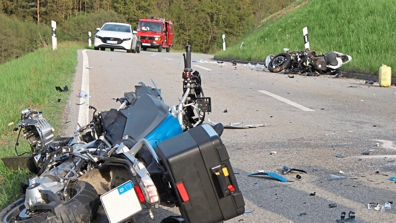 In einer unübersichtlichen Kurve auf der Staatsstraße zwischen Mietnach und Löffelmühle stießen die beiden Motorradfahrer nach einem Überholvorgang zusammen. Drei Personen wurden dabei teils schwer verletzt.