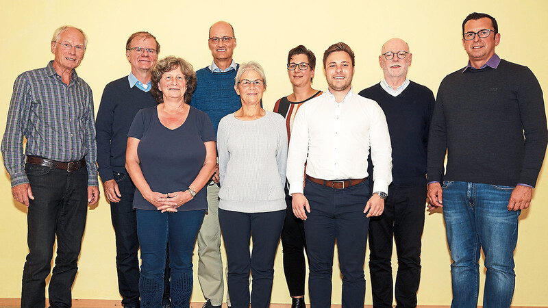 Die Vorstandschaft der Senioren- und Familienhilfe Köfering und Egglfing freut sich mit ihrer Vorsitzenden Christiane Reinfrank (Dritte von links) und Bürgermeister Armin Dirschl (rechts) über die Gründung.