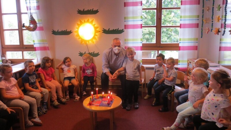Die Kinder der Sonnenscheingruppe gratulierten Bürgermeister Xaver Gmach zum Geburtstag.