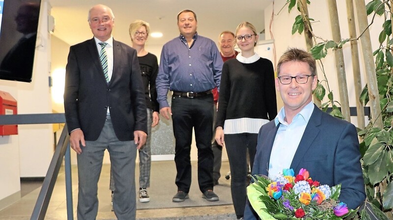 Wahlsieger Helmut Fichtner bekam von Bürgermeister Josef Reiser im Beisein einiger Wahlhelfer neben den Glückwünschen auch Blumen für seine Frau überreicht.