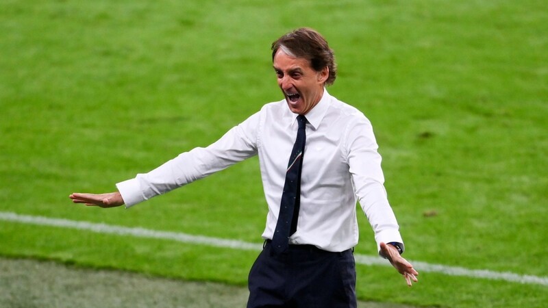 Italiens Trainer Roberto Mancini jubelt nach dem Führungstreffer in der Verlängerung gegen Österreich. Der Sieg des Favoriten war ein hartes Stück Arbeit.