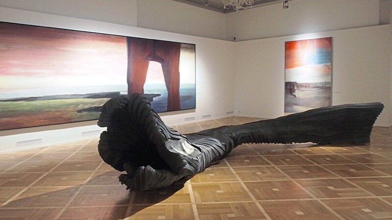 Im Hauptsaal der Ausstellung sind unter anderem das Bild "Hve Ég ig Barur Föstrí" (2019, 200 x 570 Zentimeter, Öl auf Leinwand) und die Skulptur "Fjörullalle" (2017, 580 x 120 x 120 Zentimeter, Plastazote auf Holzwabenkonstruktion) zu sehen.