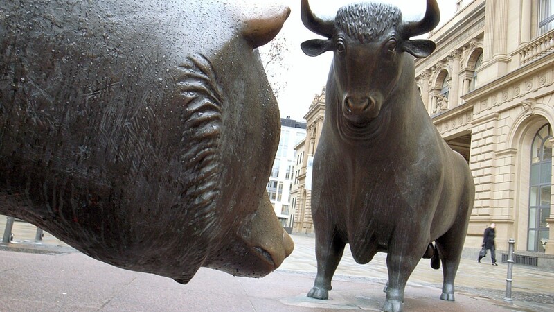 Bulle und Bär, hier als Plastiken vor der Deutschen Börse in Frankfurt, symbolisieren Optimismus und Pessimismus an der Börse.