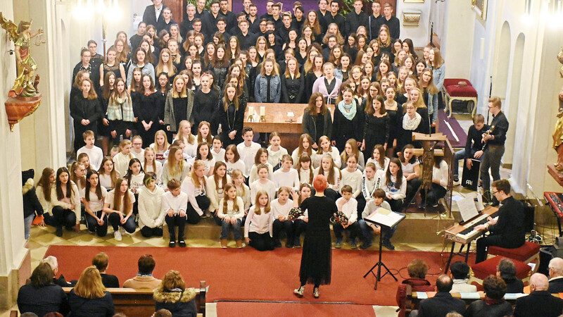 Rund 280 Sängerinnen und Sänger sorgten beim Chorkonzert des Montgelas-Gymnasiums am Donnerstagabend in der Bergkirche immer wieder für Gänsehaut-Stimmung.