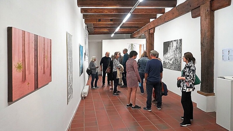 Im Kunstverein: Besucher bei Werken von Anne Pincus und Eva Ertl