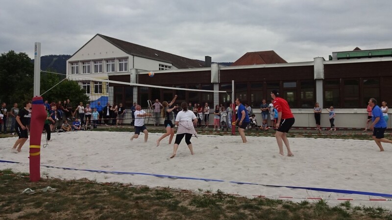 Die beiden Teams "Rathaus" und "Schule" kämpfen um Punkte im Beach-Volleyball.