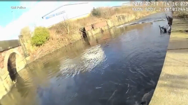 Die Bodycam zeigt den Moment, kurz bevor der Polizist in den Fluss springt.