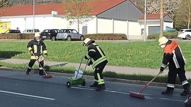 An der Einsatzstelle in Beckendorf oblag es den Einsatzkräften der Feuerwehr Sperlhammer, das ausgelaufene Öl zu binden.