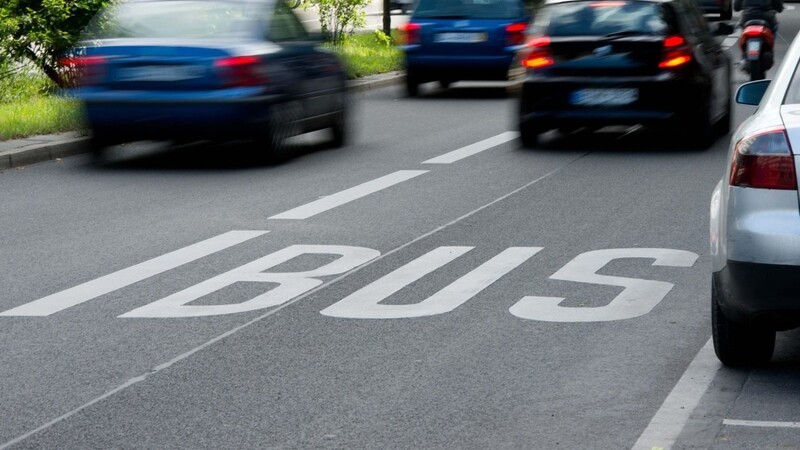 Geht es nach Verkehrsminister Andreas Scheuer, sollen Autos mit drei oder mehr Insassen sowie E-Scooter bald Busspuren nutzen dürfen. (Symbolbild)