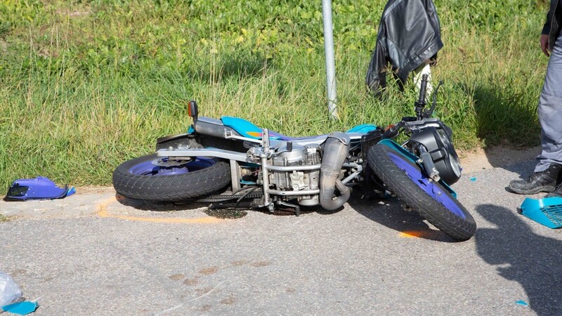 Ein Autofahrer nahm am Donnerstag in Niederaichbach einer Mopedfahrerin die Vorfahrt. Dabei stürzte die 17-Jährige.