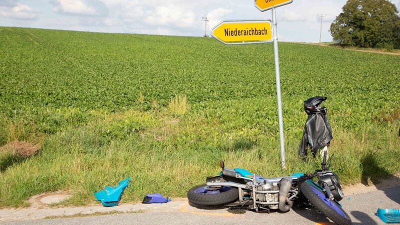 Ein Autofahrer nahm am Donnerstag in Niederaichbach einer Mopedfahrerin die Vorfahrt. Dabei stürzte die 17-Jährige.