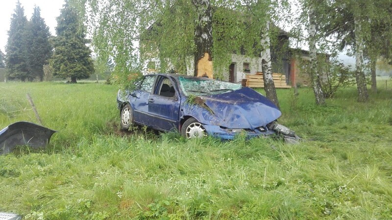 Schwerer Unfall am frühen Freitagmorgen in Neukirchen. Kaum zu glauben, aber die junge Fahrerin blieb bei dem Unfall nahezu unverletzt.