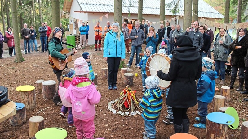 Ein indianisches Waldlied sangen die Kinder mit ihren Betreuerinnen.  Fotos: Hobelsberger