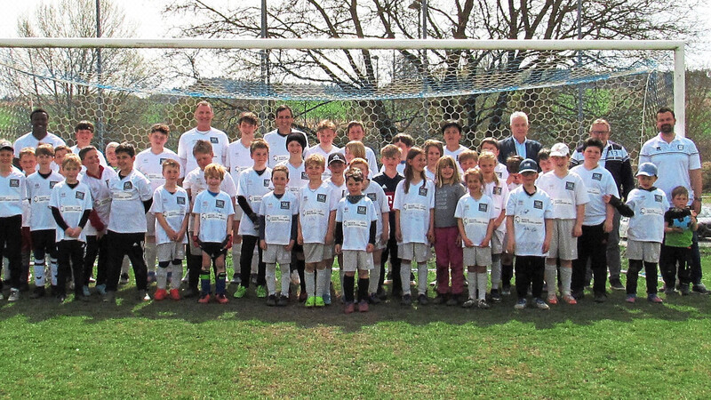 Mit "echten Profis" durfte die Jugend beim TSV Sandelzhausen trainieren.