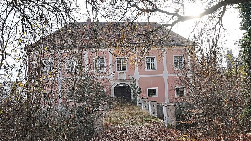 Für 232.000 Euro hat das Stamsrieder Schloss seinen Besitzer gewechselt. Neuer Schlossherr ist der Bauunternehmer Helmut Müller aus Döbersing bei Weiding.