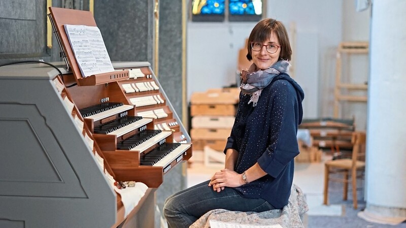 Basilika-Organistin Annette Müller freut sich auf die Orgelweihe am Sonntag.