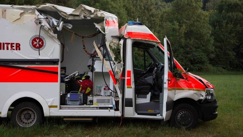 Glück im Unglück: Zwar wurde der Rettungswagen von einem Baum aufgeschlitzt, verletzt wurde aber durch den Unfall niemand. (Foto: FD)