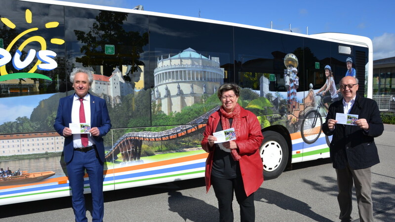 Freisings Landrat Helmut Petz (l.) freut sich mit Mainburgs zweiter Bürgermeisterin Hannelore Langwieser und seinem Kelheimer Amtskollegen Martin Neumeyer über die positive Resonanz des Freizeitbusses.