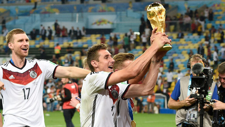 Miroslav Klose jubelt 2014 mit dem WM-Pokal (links Per Mertesacker). WM-Rekordtorschütze Klose nahm zwischen 2002 und dem Triumph in Rio an vier Endrunden teil.