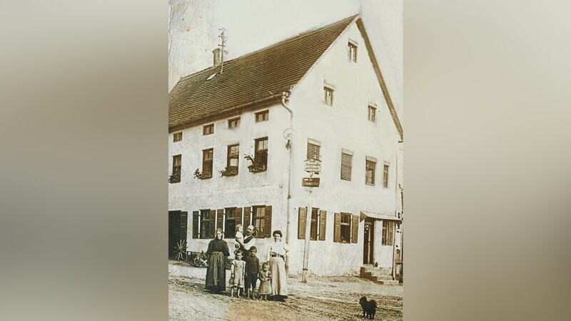 Unsere Bilder liefern des Rätsels Lösung: Das Neumayr-Anwesen in der Landshuter Straße 23a - der "Kanapee" - einst und jetzt.