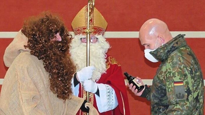 Freudig nahm auch Kommandeur Dreher sein Weihnachts-Impf-Präsent - ein Budderl - von Nikolaus und Krampus entgegen.