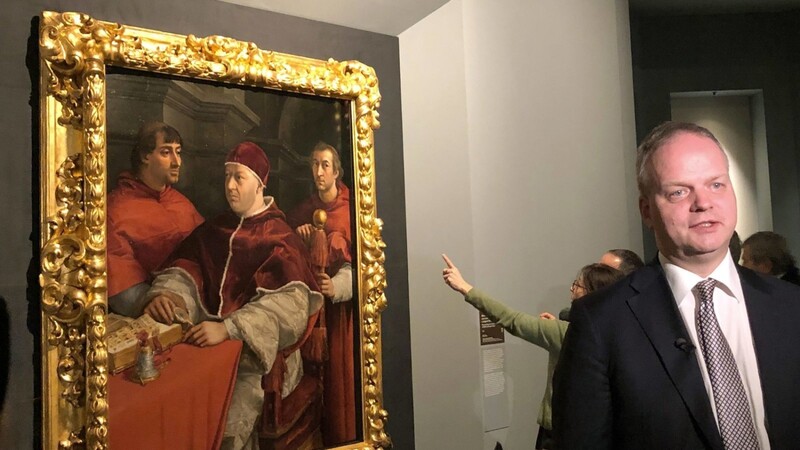 Eike Schmidt neben dem Porträt des Papstes Leo X. (1517-18) und seiner Cousins, den Kardinälen Giulio de' Medici (links) und Luigi de' Rossi in der Raffael-Ausstellung im römischen Museum Scuderie del Quirinale. Sie wurde Anfang März nach der Eröffnung gleich wieder geschlossen.