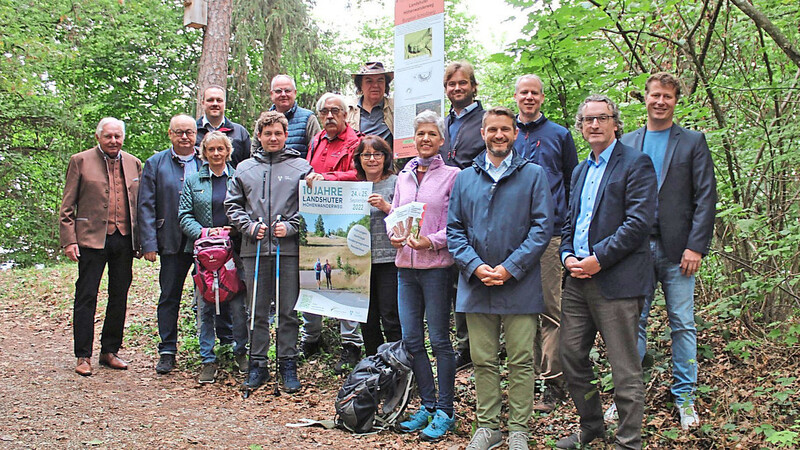 Bei der Feier zum zehnjährigen Jubiläum des Landshuter Höhenwanderweges gaben sich die Verantwortlichen bei der Naturfreundehütte in Schlossberg ein Stelldichein.