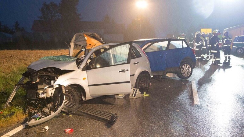 Der Zusammenstoß beider Autos war so heftig, dass die 31-Jährige aus ihrem Fahrzeug geschleudert wurde. Sie starb noch an der Unfallstelle.