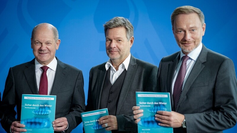 Bundeskanzler Olaf Scholz (l.), Wirtschaftsminister Robert Habeck (M.) und Finanzminister Christian Lindner haben den Abschlussbericht der Expertenkommission erhalten.