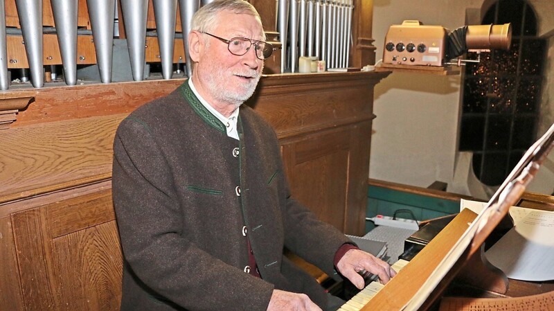 Organist Josef Bauer an der Kirchenorgel in St. Petrus.