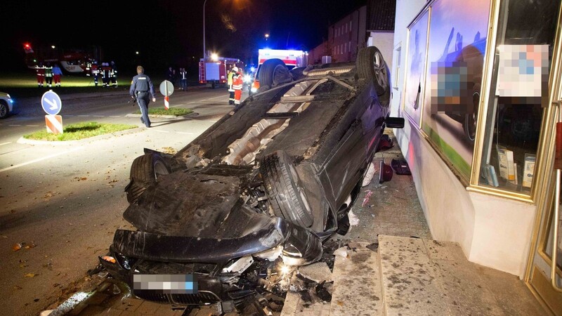 Schwerer Unfall am Dienstag kurz vor Mitternacht in Mengkofen (Kreis Dingolfing-Landau). Auch ein Rettungshubschrauber musste zur Unfallstelle beordert werden.