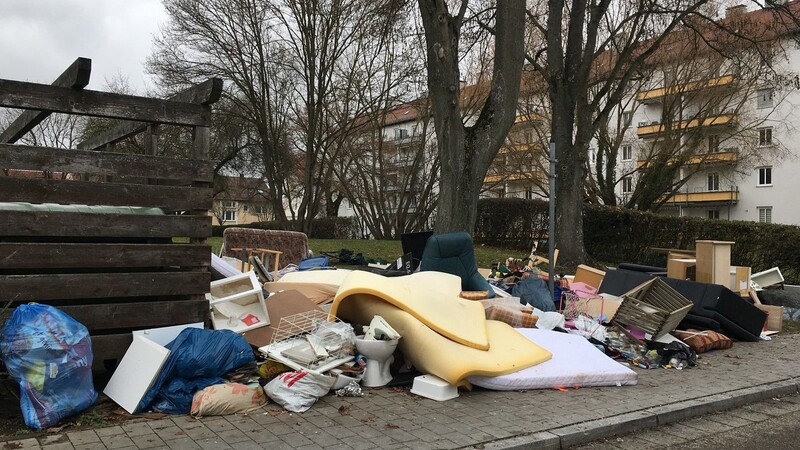 Tatort Schlesische Straße in Neutraubling. Ein Bild wie auf einer Mülldeponie. Stadt und Landkreis suchen jetzt nach einer Lösung für das Sperrmüll-Chaos.