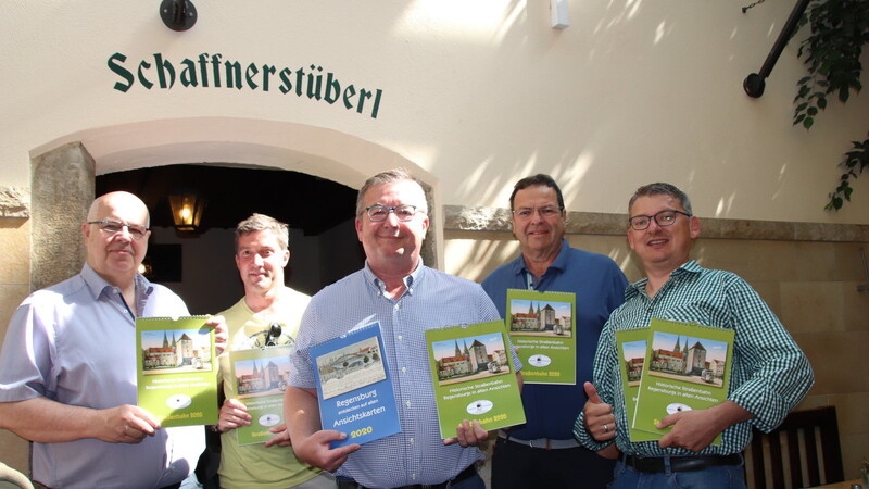 Die Mitglieder der IG Historische Straßenbahn rund um Klaus Theml (Mitte) und Jan Maschek (r.) mit den neuen Kalendern.