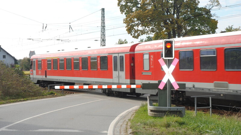 Ein 16-jähriger Radfahrer querte trotz geschlossener Schranke und Rotlicht die Bahnstrecke Richtung Oberlindhart.