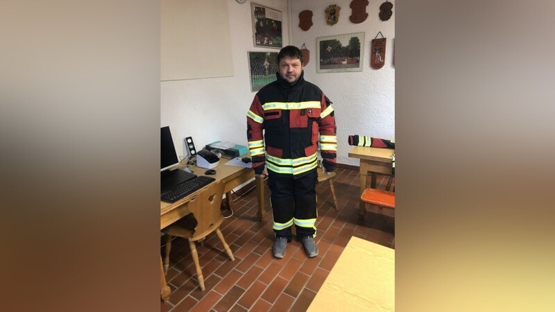 Feuerwehrkommandant Thomas Kuhn beim Probetragen der neuen Einsatzkleidung.