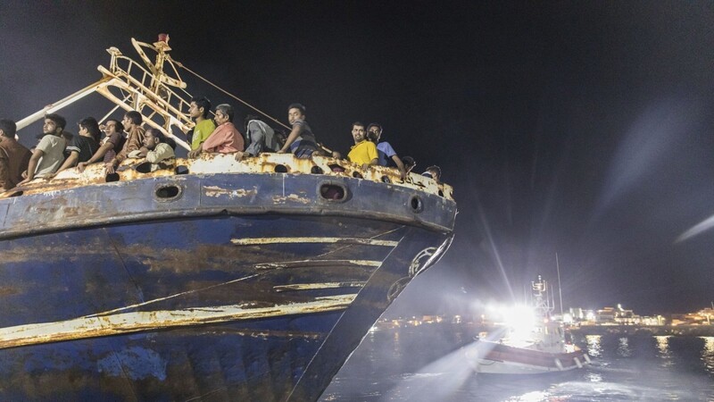 Eingepfercht in alten Fischkuttern erreichten erst vor wenigen Tagen Hunderte Menschen die Mittelmeerinsel Lampedusa.