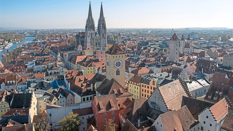Blick über die Regensburger Altstadt. In den alten Gebäuden ist es fast unmöglich, regenerative Energien einzusetzen.
