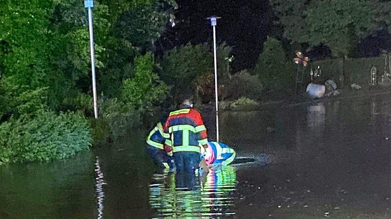 Feuerwehrmänner kämpfen im Juni 2021 in Bodenmais gegen das Hochwasser. Fest steht: Ein Hochwasserkonzept muss so schnell wie möglich her.