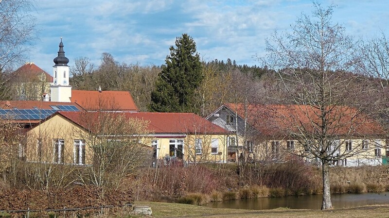 Im Egglkofener Kinderland (gelbes Gebäude) ist derzeit noch die Hortgruppe untergebracht. Sie wird im September in die Grundschule umziehen.  Foto: Haberger