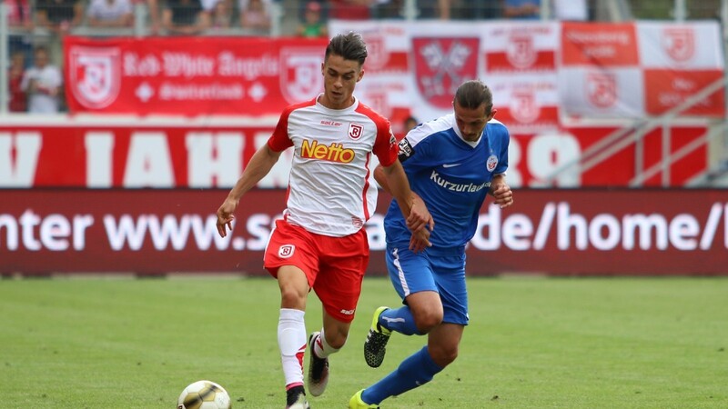 Im ersten Saisonspiel setze sich der Jahn mit 2:0 gegen Hansa Rostock durch.