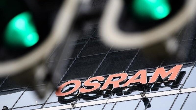 Zwei Ampeln zeigen vor der Zentrale der Firma Osram grünes Licht.