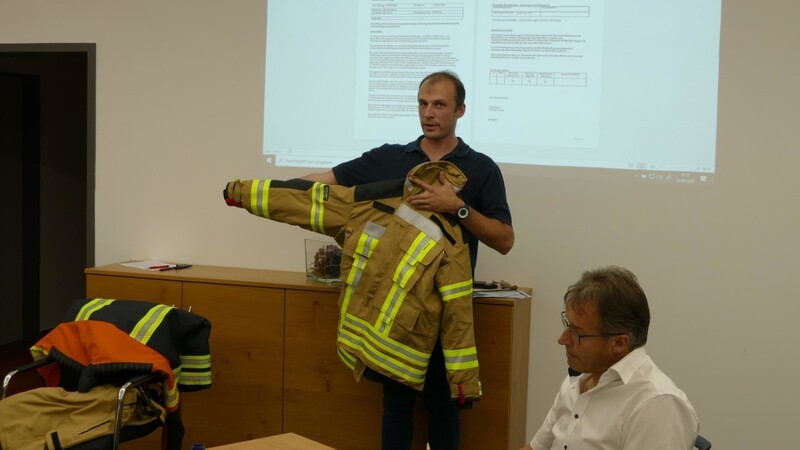 Feuerwehrkommandant Stefan Riederer bei der Präsentation der neuen Einsatskleidung.