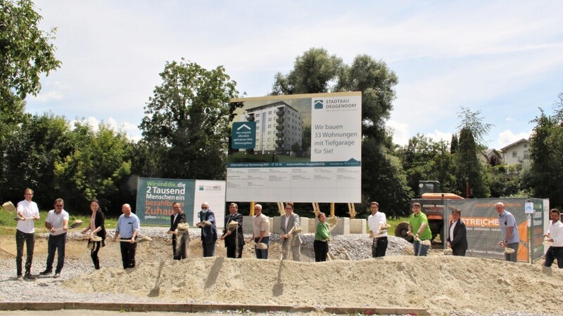 Der symbolische Spatenstich markierte den offiziellen Startschuss für das große soziale Wohnungsbauprojekt der Stadtbau GmbH.