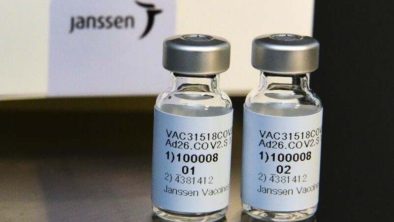 Zwei Ampullen mit dem Corona-Impfstoffes Janssen des amerikanischen Pharmazie- und Konsumgüterhersteller Johnson & Johnson werden präsentiert.