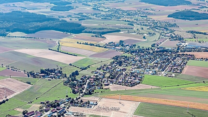 Das Bild zeigt im Vordergrund den Ortsteil Aich. Rechts ist die Firma Bulthaup zu sehen.