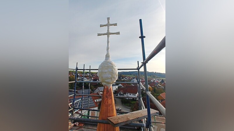 Kürzlich ist das neue Turmkreuz samt Kugel wieder an der Turmzwiebel angebracht worden.