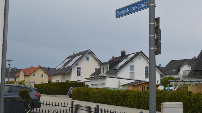 Die Theobald-Beer-Straße findet man im Baugebiet Pfarrfeld-Erweiterung nahe dem Gemeindefriedhof.