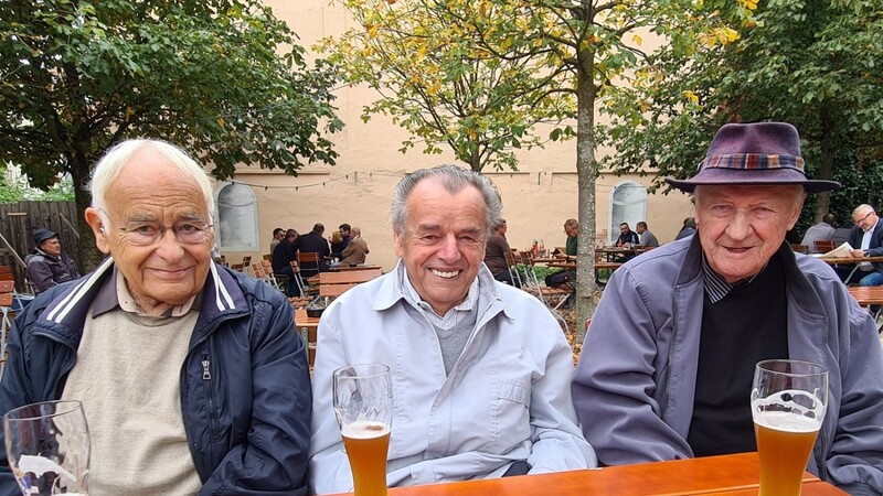 Freut sich über das gute Abschneiden seiner Partei: SPD-Urgestein und Altbürgermeister Ludwig Kandler (85), hier umrahmt von seinen (Stammtisch-)Freunden Manfred Löhnert (l.) und Karl Gegenfurtner (r.).