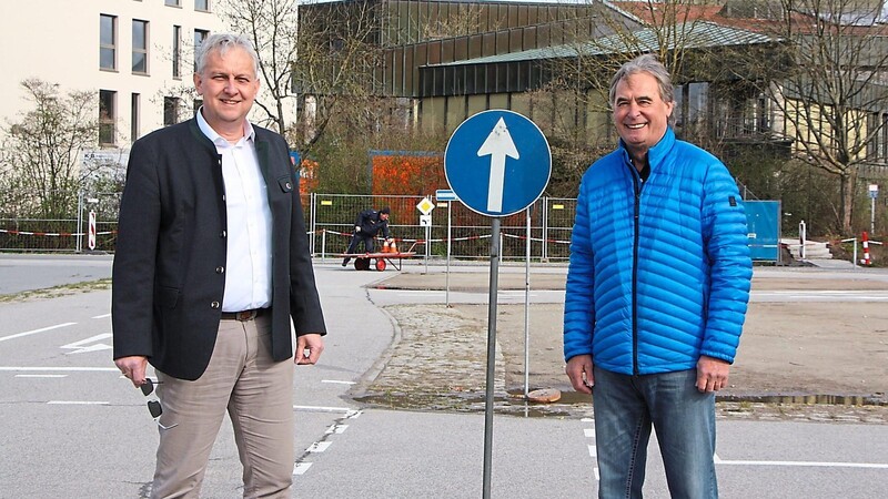 Volle Fahrt voraus: Platzmeister Stefan Raab (links) und Präsident Sepp Altmann vom Volksfestverein freuen sich, dass das Chamer Frühlingsfest nach zwei Jahren Zwangspause wieder stattfinden kann.