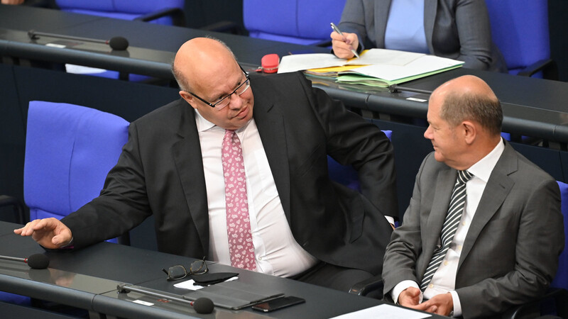 Bundesfinanzminister Olaf Scholz (SPD, r.) und Bundeswirtschaftsminister Peter Altmaier (CDU) sind überzeugt von der Wirksamkeit des Konjunkturprogramms. In Fachkreisen werden Zweifel laut.